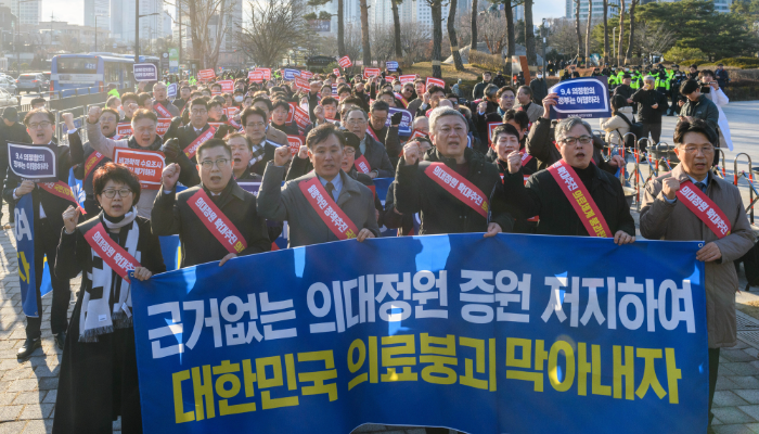 【Hello World】罷工的1萬名醫師：韓國醫學院擴大招生之亂，為何全國圍攻白色巨塔？
