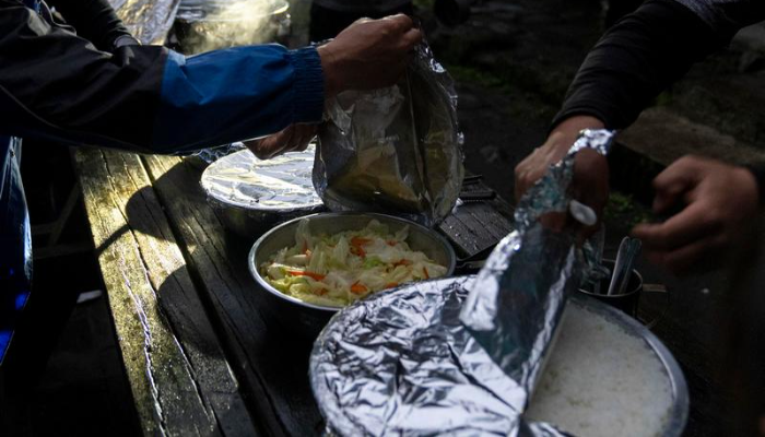 登山客廚餘改變山林：台灣黑熊頻闖山屋，酒紅朱雀膽固醇飆高