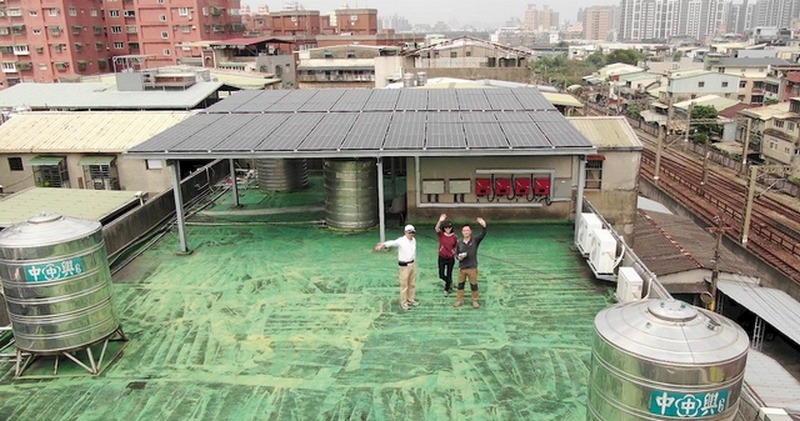 在既有合法建築屋頂上建置太陽能板，讓用電與發電成為每位公民的日常風景。（攝影／王維笑、綠電合作社提供）