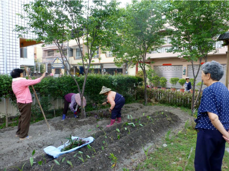 社區公園菜園的栽種活動，開啟民眾一齊協力參與公共事務的機會。（攝影：張晴雯）