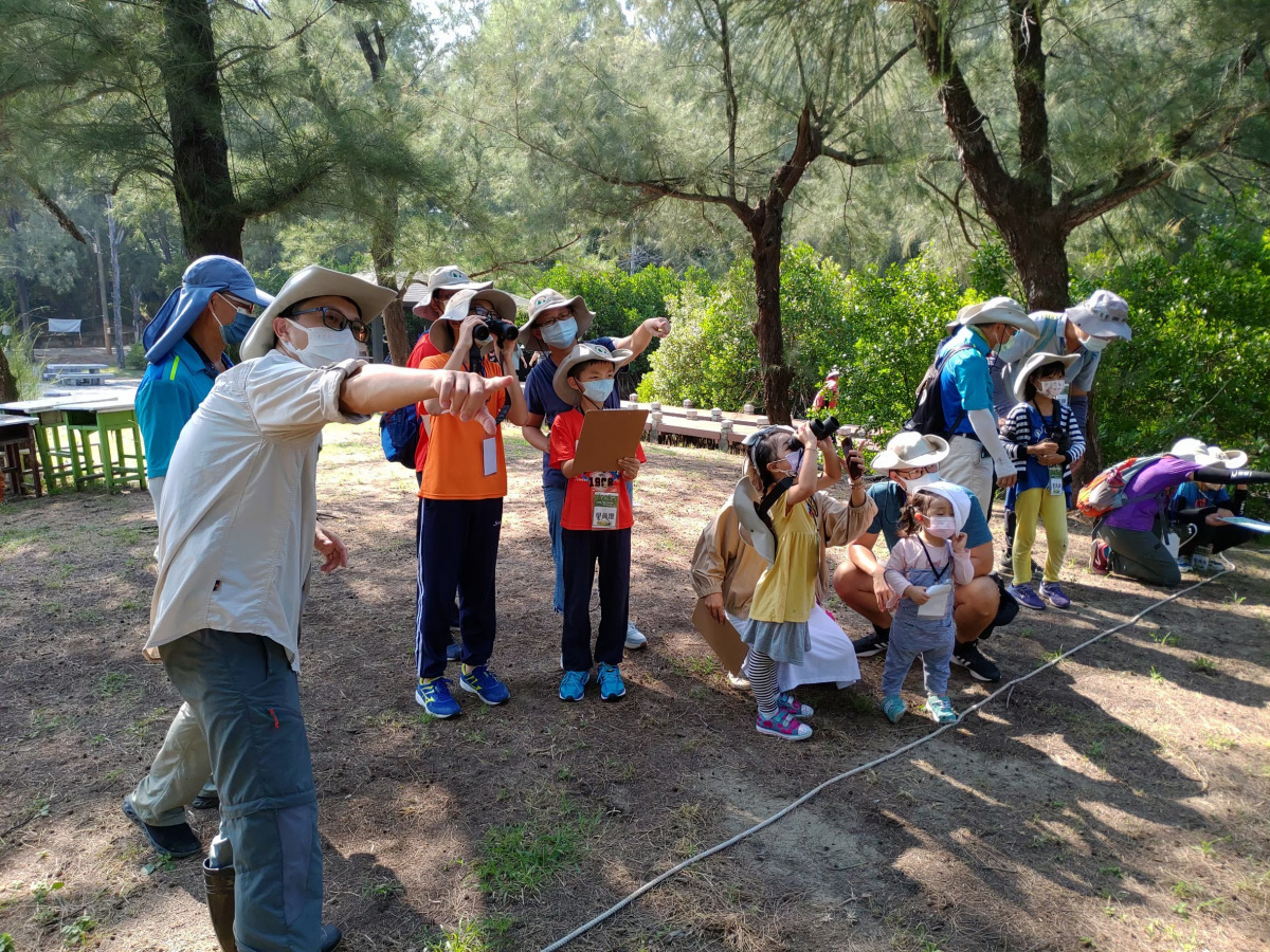 練習使用望遠鏡與辨識保安林常見鳥類