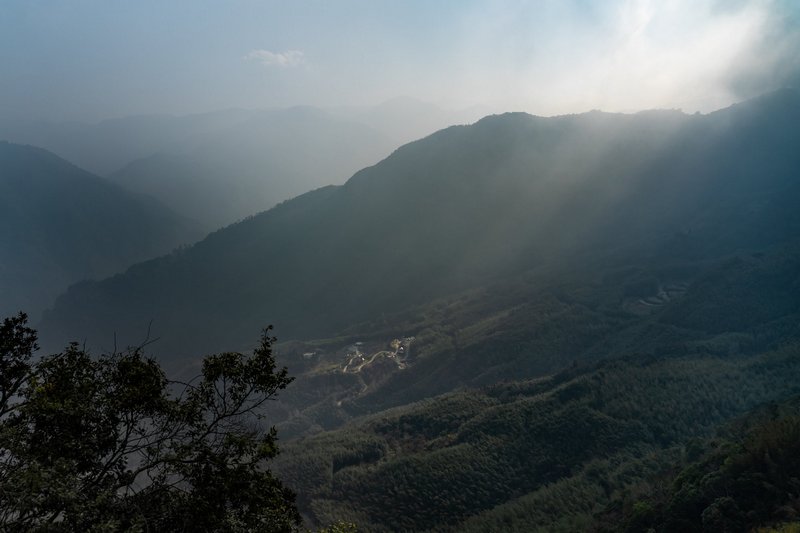 通往新竹尖石後山的道路，陽光灑落在山谷村落。（攝影／陳曉威）