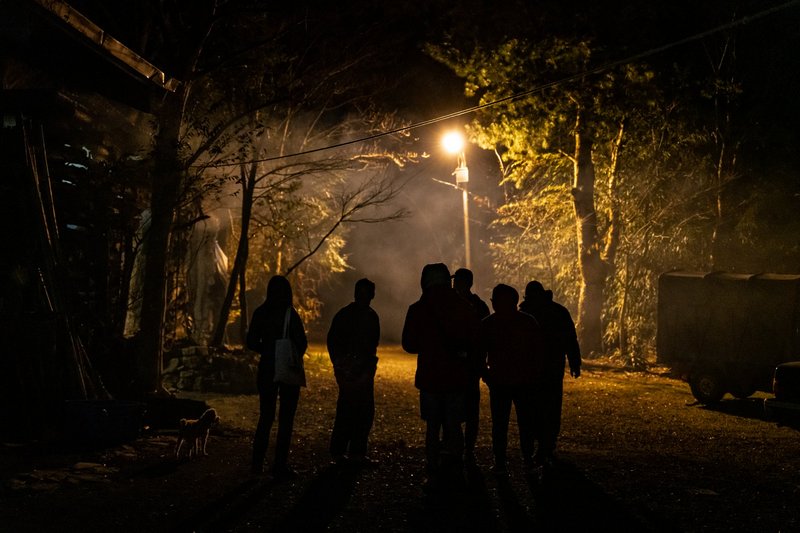 在山區寒冷的夜晚，來自外地的原住民青年們造訪烤火房，向長老請益。（攝影／陳曉威）