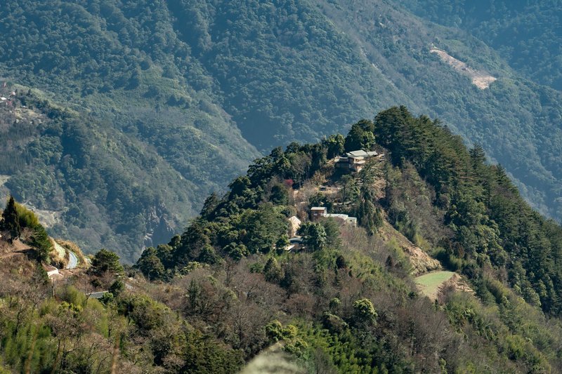 從部落族人的山坡耕地遠眺鎮西堡教會。（攝影／陳曉威）