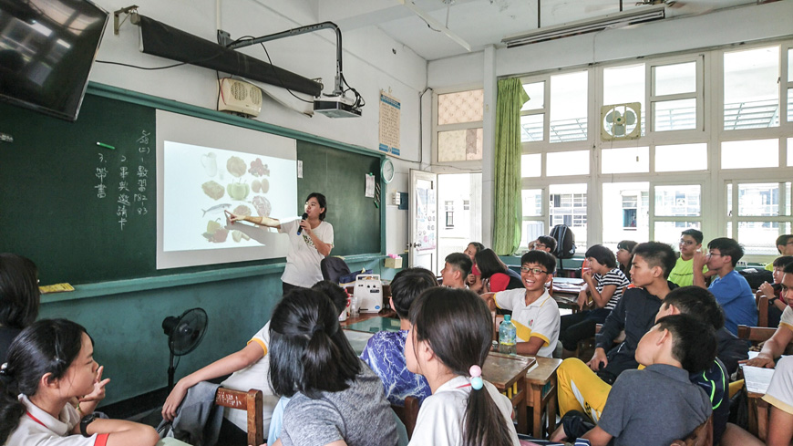 高慧蓓前進校園教育孩子認識食物。