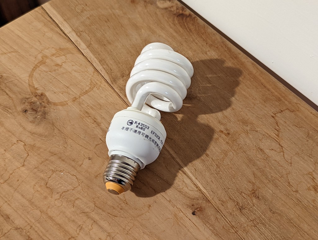 以10瓦的省電燈泡為例，容許耗用能源基準將從每瓦45流明提高到72流明。攝影：陳昭宏