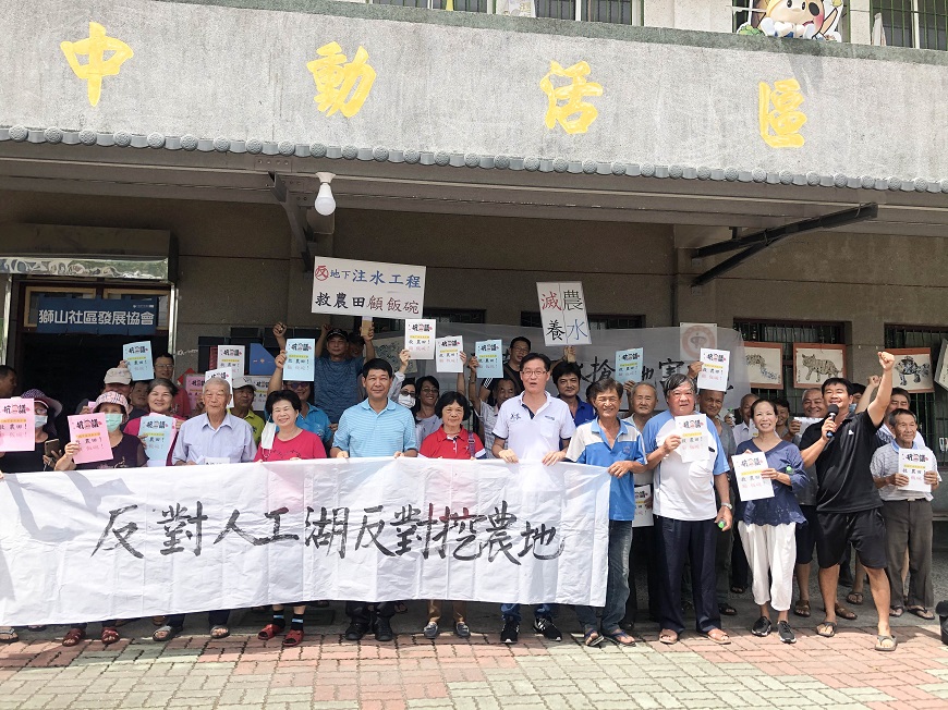 2020年六月傳出政府欲在荖濃溪設置地下水補注設施，影響90 餘公頃農田的耕種權，黃偉宸（前排右一）號召農民一同反對。