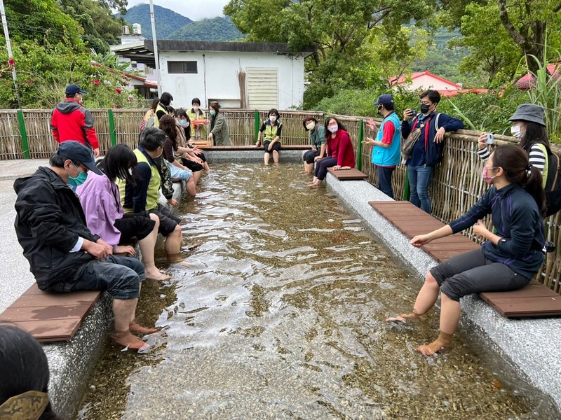 在竹炭製程中加熱溫泉水，並建置足浴池供遊客體驗。圖片來源：林務局提供