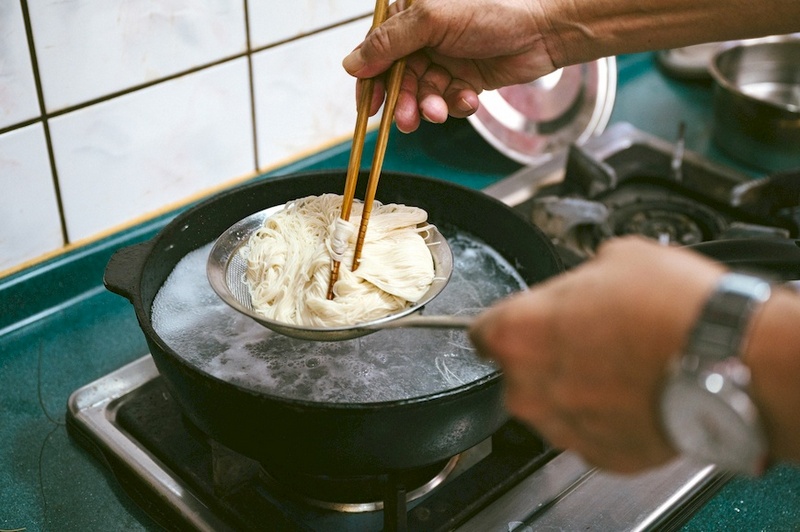 楊大哥提醒麵線不能久煮，水滾放入燙煮30 秒即可。