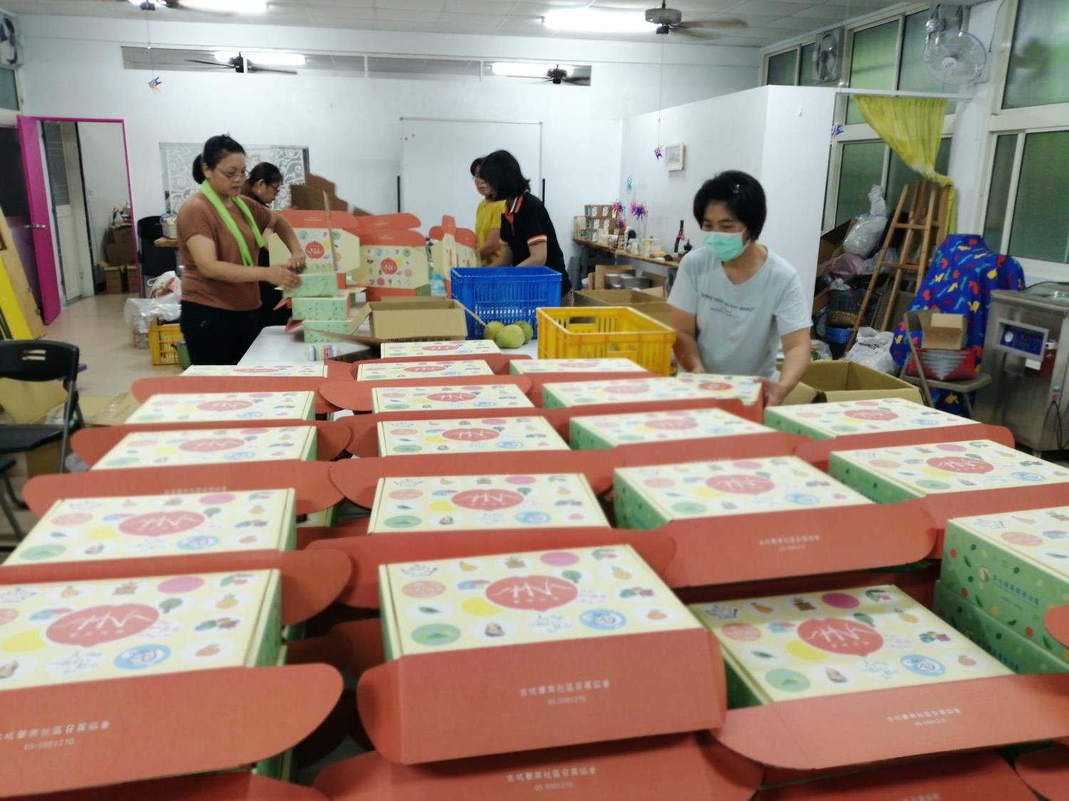 華南社區協會創立自有品牌，提供跨地域禮盒產品，把各鄕鎮的小農特產行銷出去。