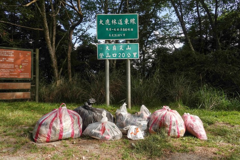 垃圾清運下山後，須依照清運垃圾相關單位所指定的項目進行垃圾分類打包（圖：出去玩協會提供）