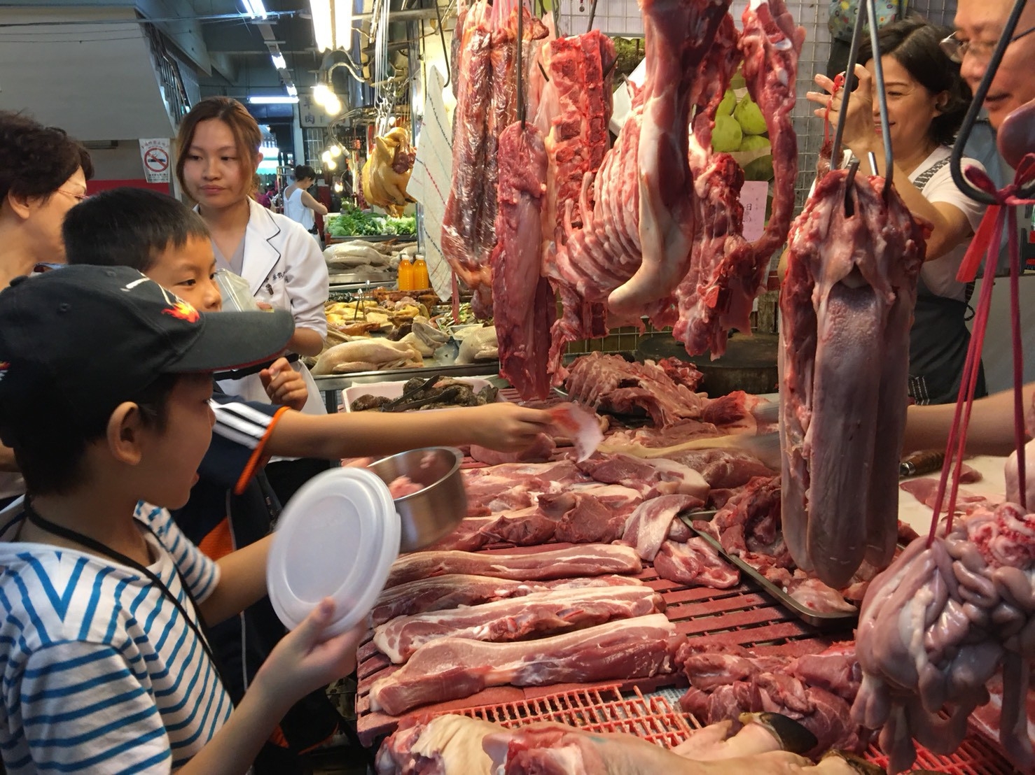 圖：第二次針對親子進行的食農市場小旅行，小朋友們帶著自備的容器到市場進行採購食材的任務。