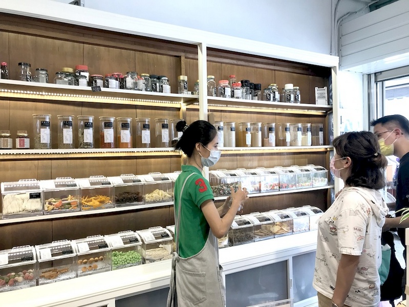 位於台南新化的「謝謝，不廢」販售鄰近社區的漢方香料粉、葛鬱金粉等，讓貨架上多了點在地味。
