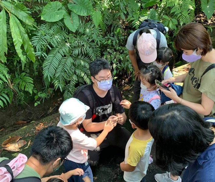 李翊楷長年擔任兒童生態講師，他認為，孩子在關懷小動物的過程中，能開啟更多元的包容心。圖片來源：李翊楷提供。