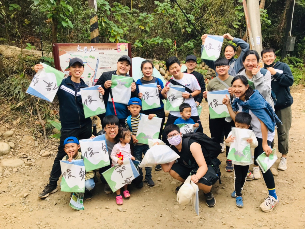 淨山行動，報到時領取回收式垃圾收集袋，沿途以淨山響應落實無痕山林、生態系和諧共存