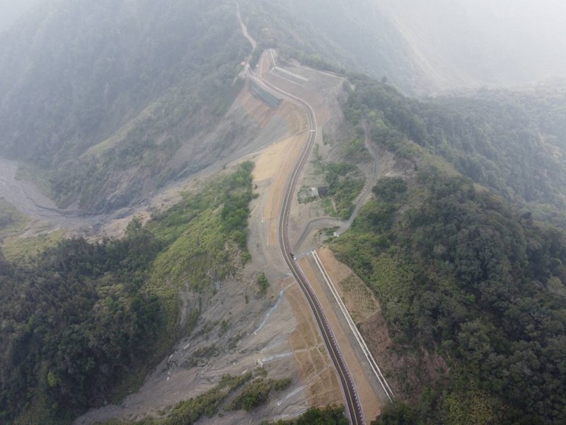 八八風災造成藤枝聯外道路地基掏空、斷裂，如今在多年探勘監測下，終於在基於安全的考量下營運。圖片來源：屏東林管處