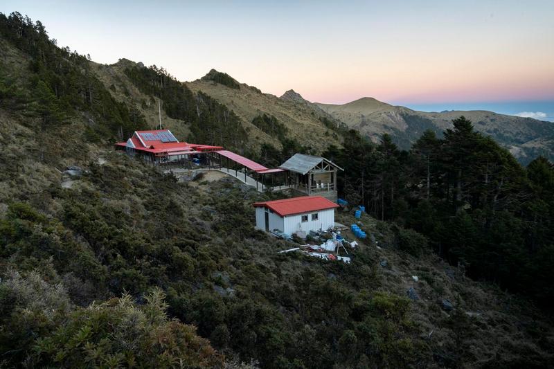 嘉明湖避難山屋，右側木造房屋為生態廁所。（攝影／謝佩穎）