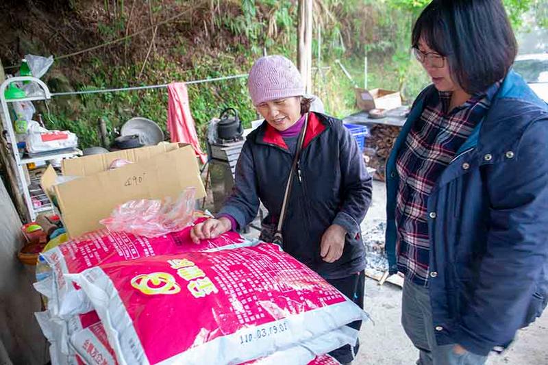 品保專員(右) 透過實地探訪，了解農友使用的肥料等資材種類。