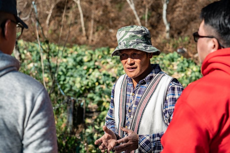 阿道長老解釋部落水源的管理方式。（攝影／陳曉威）