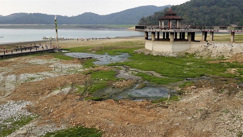 台灣面臨史上最嚴峻的旱災，全台最大水力發電設施日月潭露出大面積表土。孫文臨攝