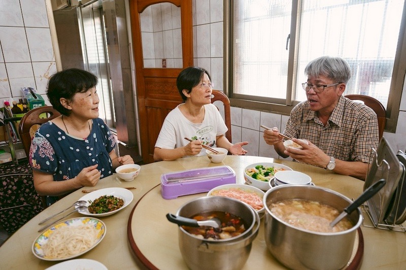 楊大哥非常肯定合作社嚴謹把關的態度，至今他仍記得早年陳信苓、黃淑德、謝麗芬等產品開發夥伴，時常來關心生產情形，也懷念到合作社參加春酒或尾牙與其他夥伴互動的過往，更於2014年南倉增資時響應加入，現在仍不時應邀到站所分享麵線料理，相信彼此合作的情誼會像麵線般長長久久。